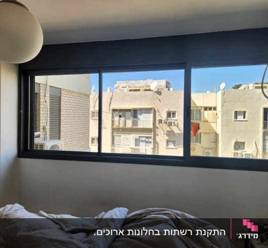 מסגרת חלון אלומיניום שחורה עם נוף חיצוני